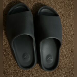 Size 11 Very gently worn Yeezy Slides *PRICE NEGOTIABLE*